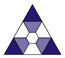 Detail des obigen Dreiecks, das die drei Ecken hervorhebt.