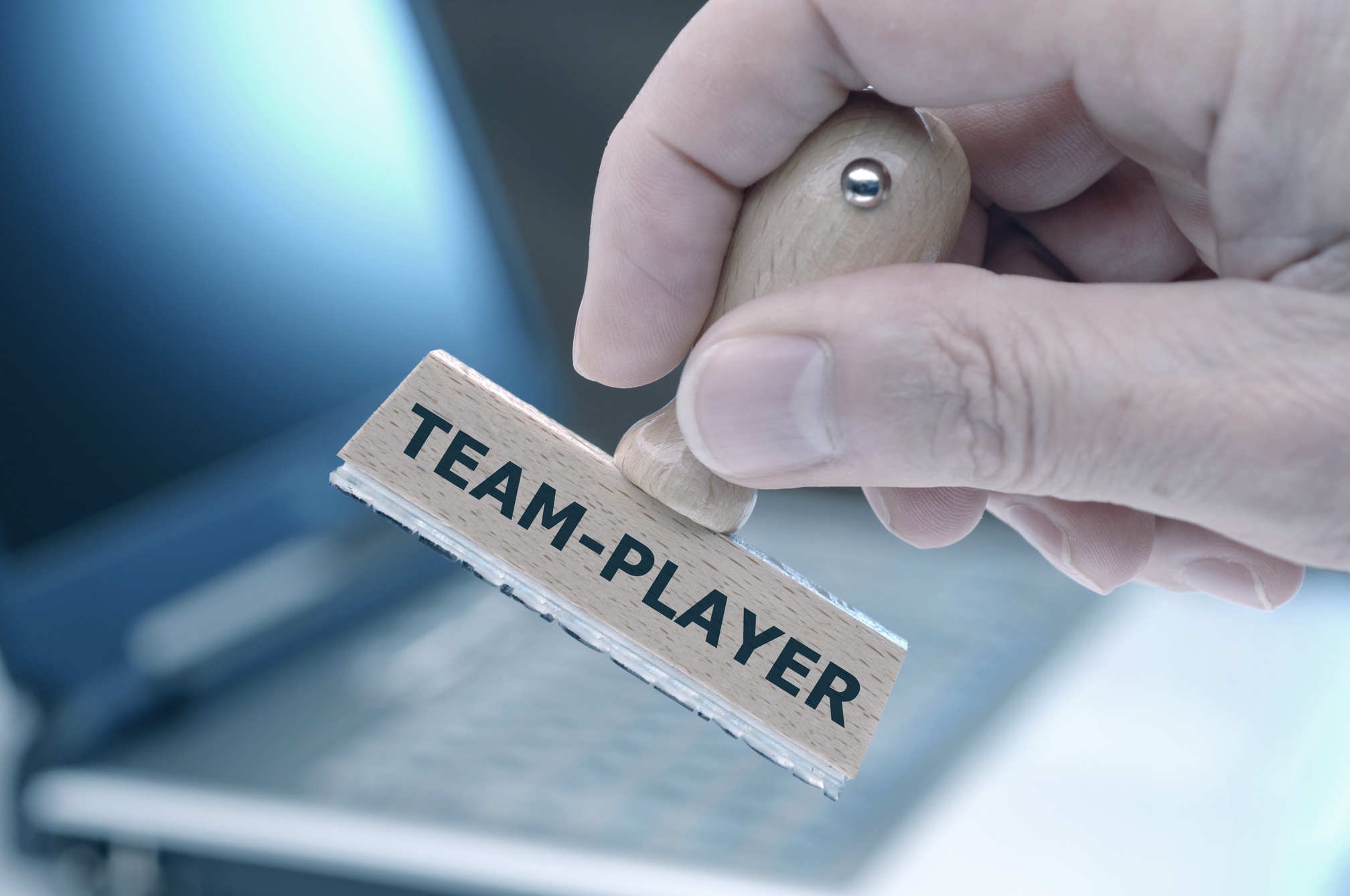Das Foto zeigt einen Stempel mit der Aufschrift "Teamplayer"