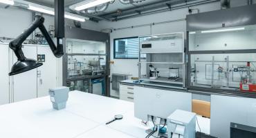 "Das Bild zeigt das „Boltzmann Labor“ am HyCentA, das zur hochgenauen Gasqualitätsanalyse von Wasserstoff im Zuge des Projektes UpHy, gefördert durch den Klima- und Energiefonds, entwickelt und errichtet wurde."