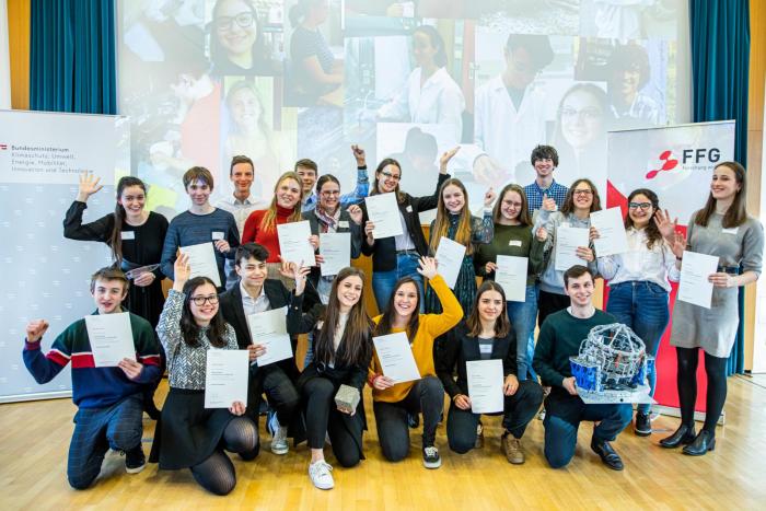 "Gruppenfoto der prämierten PraktikantInnen mit ihren Urkunden"
