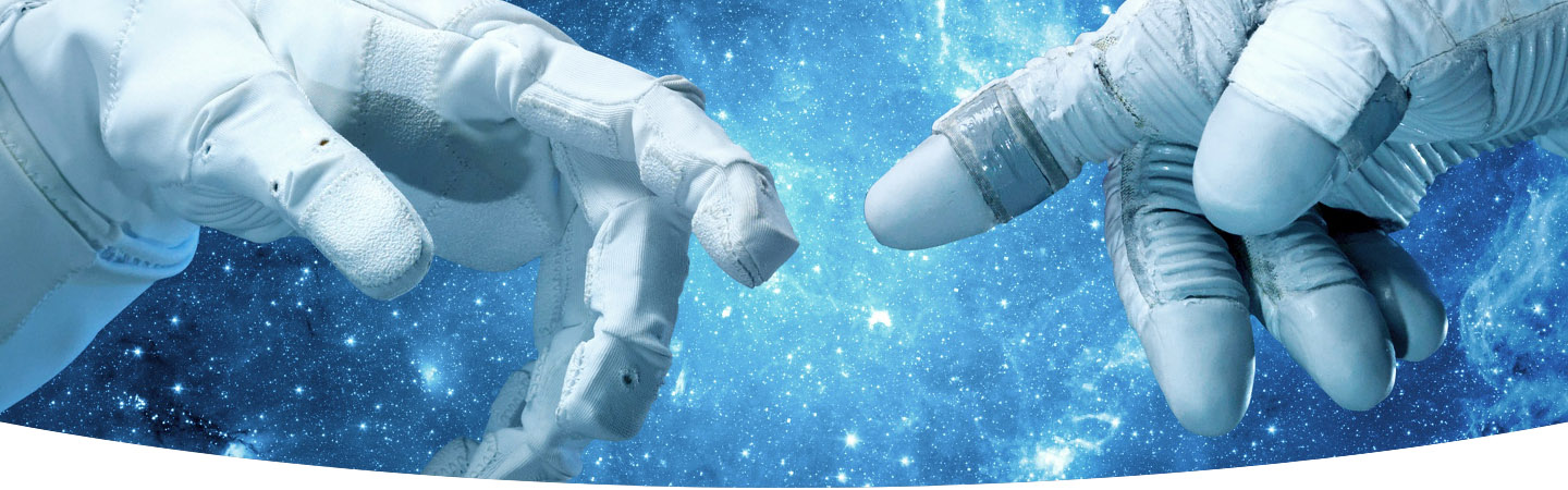 Zwei Hände in einem Raumfahrtanzug berühren sich. Foto: Shutterstock