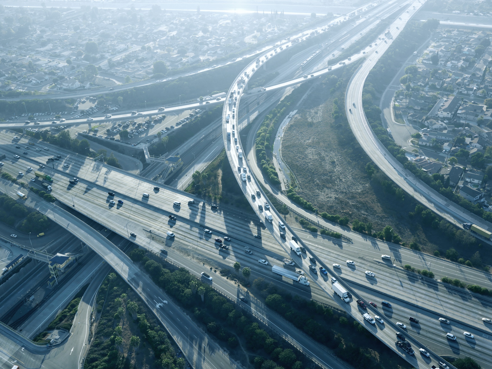 Großes Straßenverkehrsnetz und Autobahnen