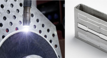 links: Aufbau eines Bauteils mittels drahtbasiertem 3D-Druck über Lichtbogen, rechts ein fertiges Aluminiumbauteil