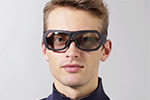 Bild des Kopfes eines jungen Mannes mit Datenbrille