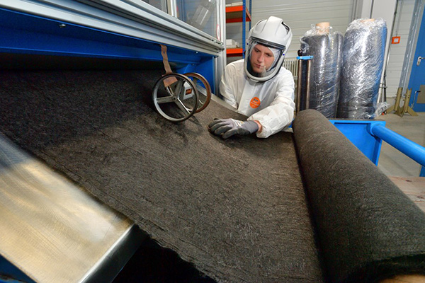 Wiedergewonnene Kohlefasern in in einer Industriellen Produktionsanlage. Foto: STFI, Schmidt