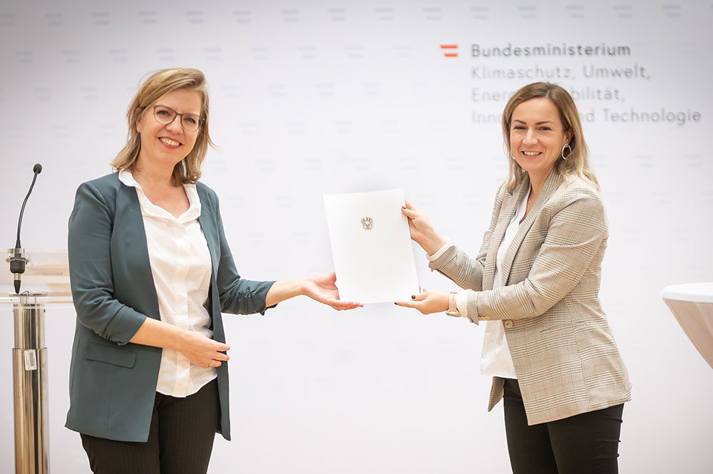 Klimaschutzministerin Leonore Gewessler und Tamara Pinterrich, ausgezeichnete FEMtech Expertin der Robert Bosch AG. Fotocredit: BMK/Cajetan Perwein