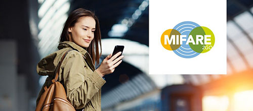 Junge Frau mit Mobiltelefon. Logo von Mifare2Go. Foto: NXP