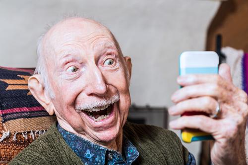 Lächelnder älterer Mann mit Smartphone. Foto: iStock