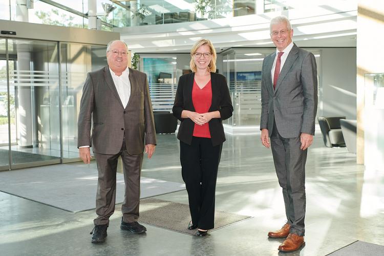 Bundesministerin Leonore Gewessler gemeinsam mit Frequentis-Mehrheitseigentümer Hannes Bardach und FFG-Geschäftsführer Klaus Pseiner. Foto: Frequentis AG/APA-Fotoservice/Hörmandinger