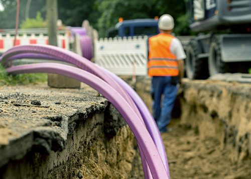 Bauarbeiter verlegen Kabel in der Erde. Foto: iStock