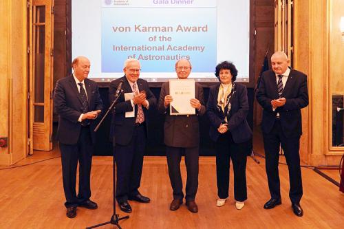 Überreichung der Auszeichnung der IAA an Peter Jankowitsch am 28. März 2022. 