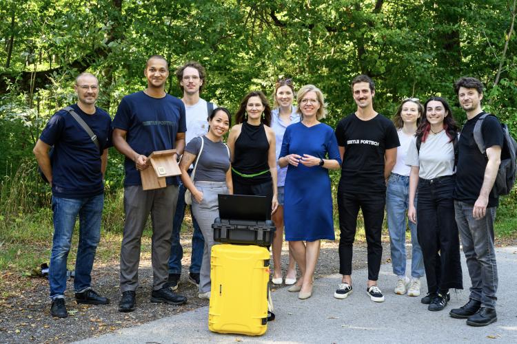 Bundesministerin Leonore Gewessler, FFG-Geschäftsführerin Karin Tausz und Beetle ForTech
