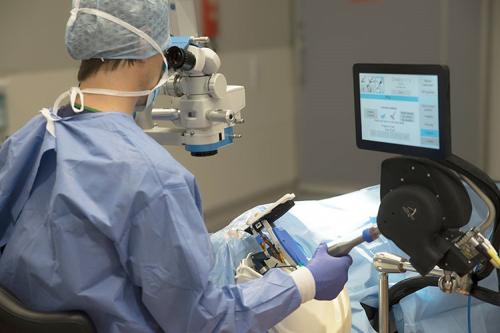 Augenoperation unter Verwendung eines OP-Roboters