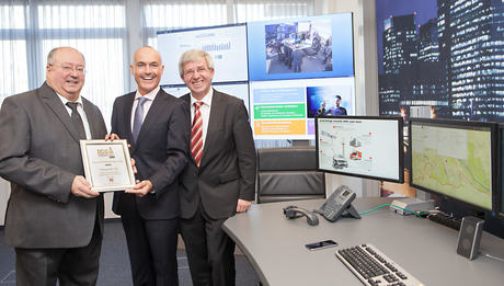 Technologieminister Klug gratuliert Frequentis-Chef Hannes Bardach und Public Safety-Leiter Robert Nitsch zum ICCA 2016