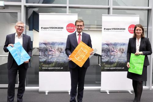 Pressekonferenz zur Vorstellung des neuen Calls: Manfred Hackl (EREMA), Markus Achleitner (Wirtschafts- und Forschungs-Landesrat OÖ), Henrietta Egerth (FFG). Fotocredit: Land OÖ / Lisa Schaffner