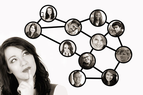 Portrait einer Frau, dazu kleinere Abbildungen von Menschen, die durch ein Netzwerk verbunden sind. Foto: pixabay