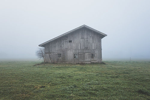 Foto eines Holzstadels im Nebel. Foto: pixabay 	