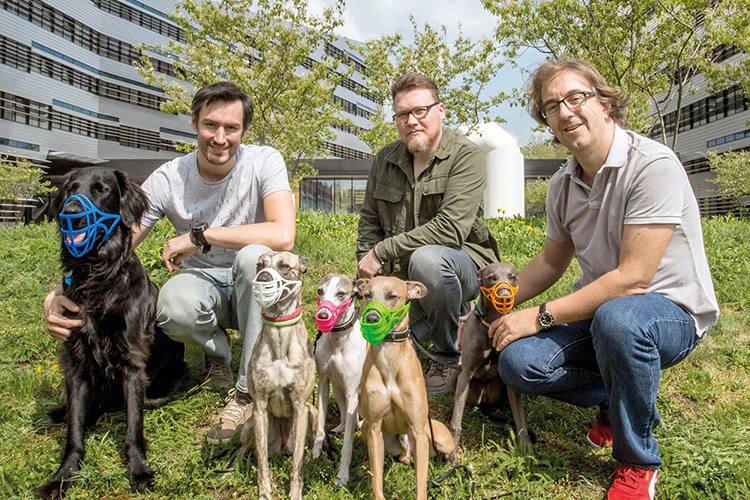 Christoph Schimmel, Bernhard Jelinek und Werner Leitmüller vom Start-up LiMuZZ mit vier Hunden. Foto: LiMuZZ