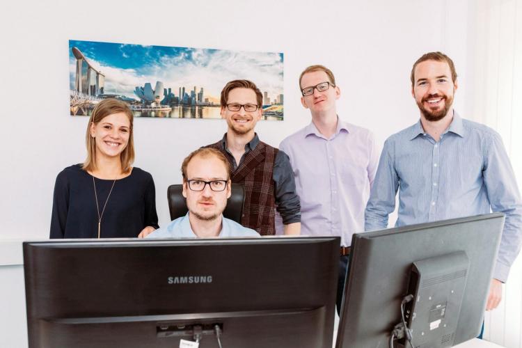 Das Team von Fact AI in einem Büro
