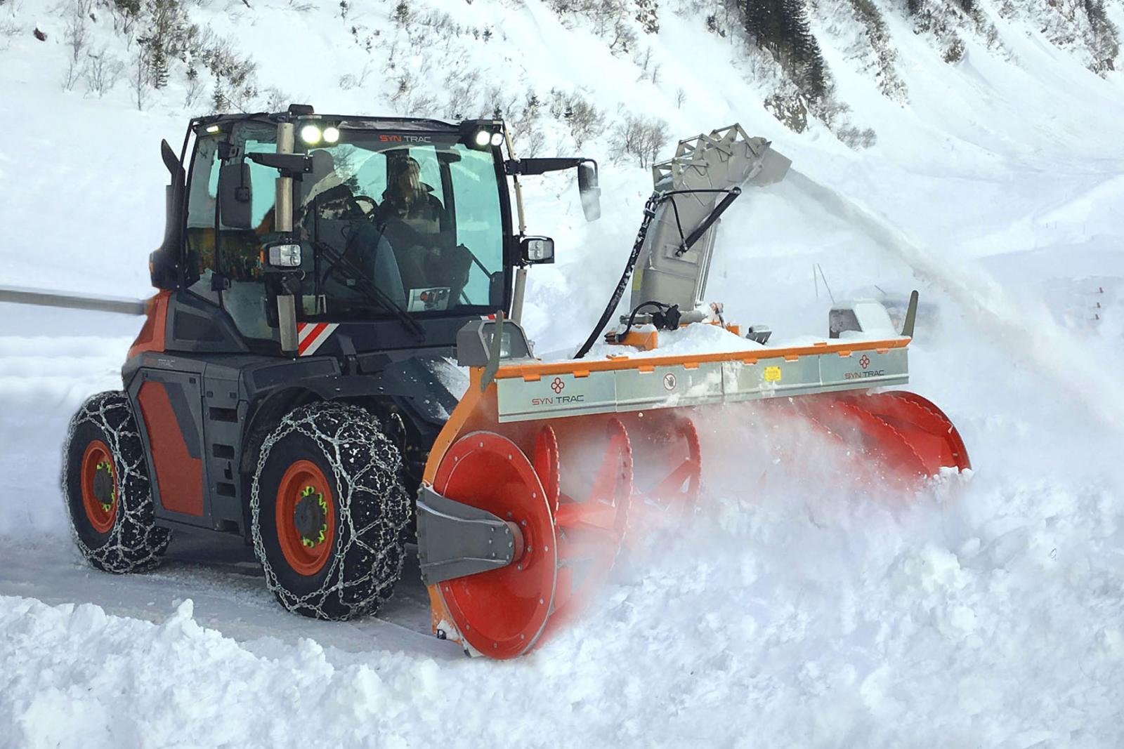 SYN TRAC, ein Traktor-ähnliches Fahrzeug, mit einer montierten Schneefräse