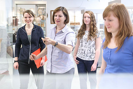 Vier Frauen in einem Labor. Fotocredit: derknopfdruecker.com