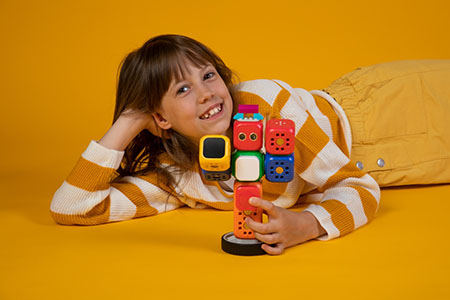 Junges Mädchen mit Spielzeugroboter