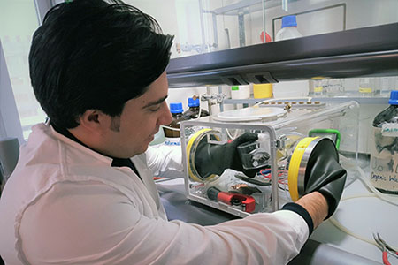 Brustbild eines Forschers im Labor mit Handschuhkasten. Fotocredit: Nawfal Al-Zubaidi R-Smith