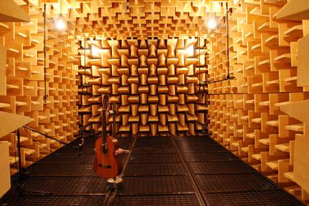 Konzertgitarre in einem schalltoten Raum. Foto: Alex Mayer