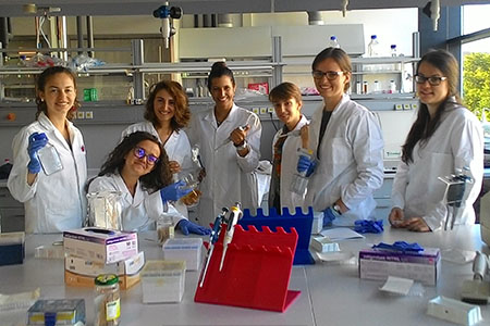 Gruppe junger Forscherinnen im Labor. Foto: Florian Busch/Biocascades