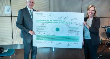 Klimaschutzministerin Gewessler unterzeichnete u.a. mit FFG-GF Klaus Pseiner die FTI-Strategie für Mobilität