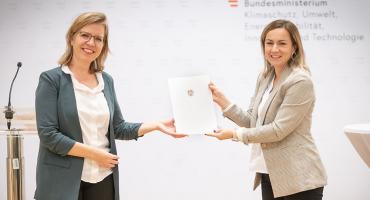 Klimaschutzministerin Leonore Gewessler und Tamara Pinterrich, ausgezeichnete FEMtech Expertin der Robert Bosch AG. Fotocredit: BMK/Cajetan Perwein