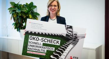 Klimaschutzministerin Leonore Gewessler mit dem neuen Öko-Scheck