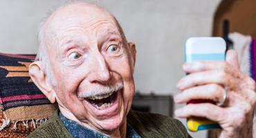Lächelnder älterer Mann mit Smartphone. Foto: iStock