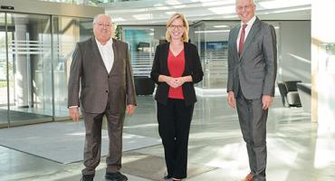 Bundesministerin Leonore Gewessler gemeinsam mit Frequentis-Mehrheitseigentümer Hannes Bardach und FFG-Geschäftsführer Klaus Pseiner. 
