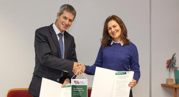 FFG-Geschäftsführerin Karin Tausz und Christian Holzer, Leiter der Sektion Umwelt und Kreislaufwirtschaft im BMK, bei der Unterzeichnung.