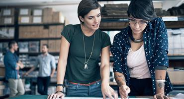 Zwei junge Frauen in einem kleinen Unternehmen. Foto: iStock
